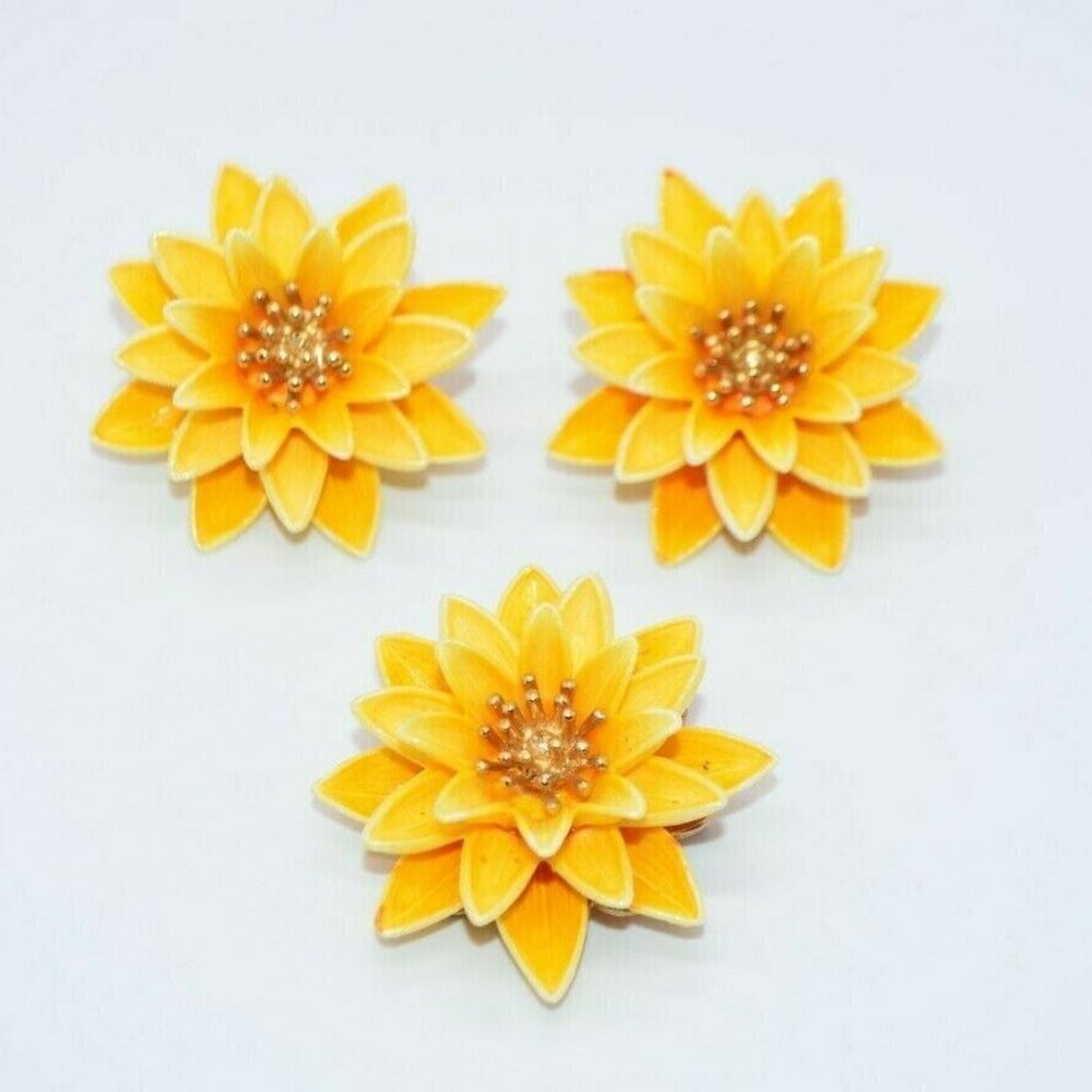 CROWN TRIFARI Gold Tone Yellow Celluloid Flower